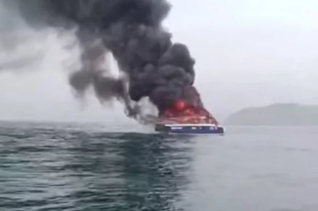 На кадрах видео можно наблюдать масштабный пожар, охвативший катамаран в районе острова Шкота
