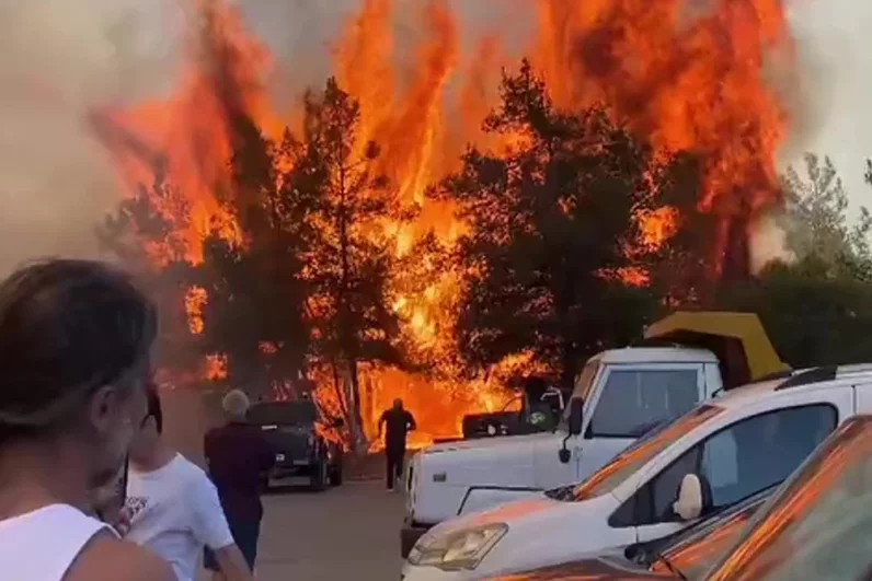 
 «Говорят, это поджоги». Русские туристы рассказали о пожаре в Турции    