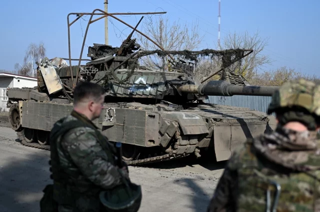Эвакуация российскими бойцами подбитого танка ВСУ Abrams