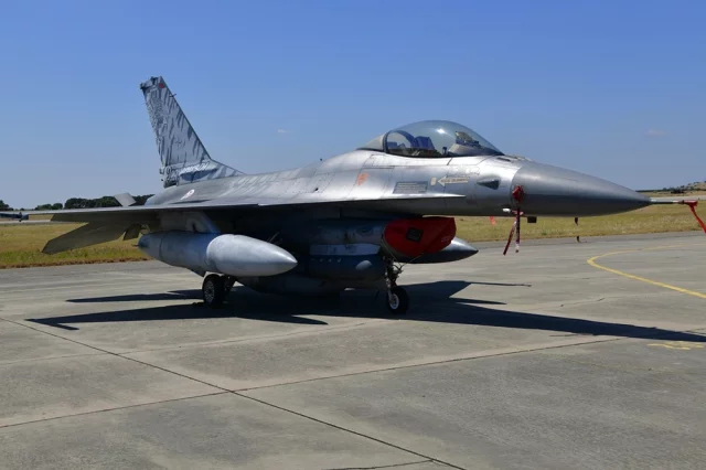 Самолет F-16.