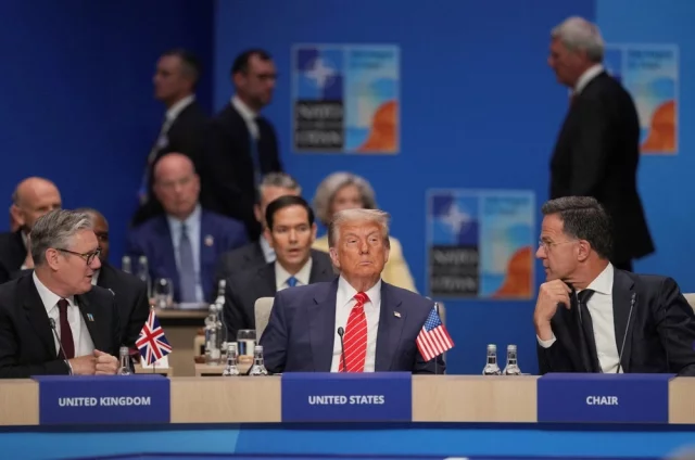 Президент США Дональд Трамп, премьер-министр Великобритании Кейр Стармер и генеральный секретарь НАТО Марк Рютте на пленарном заседании Североатлантического совета во время саммита НАТО в Гааге.
