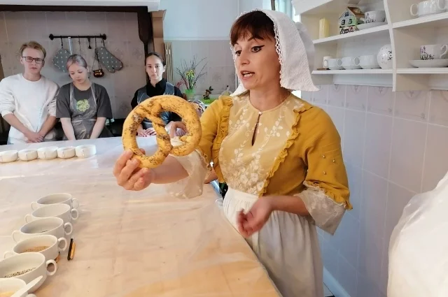 На мастер-классах в выборгских кафе можно научиться выпекать легендарный крендель. 