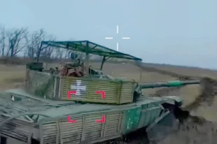 Расчет FPV-дронов ВС РФ уничтожил украинский танк.