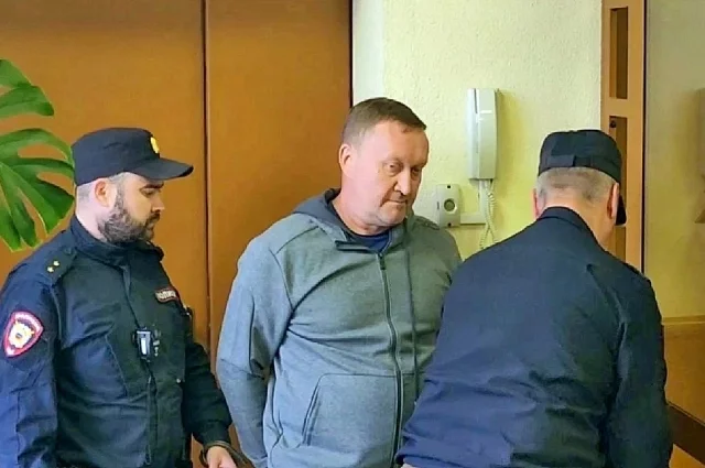 По версии следствия, именно бывший глава Колпино Олег Милюта научил своего «сменщика», как заработать на благоустройстве города.