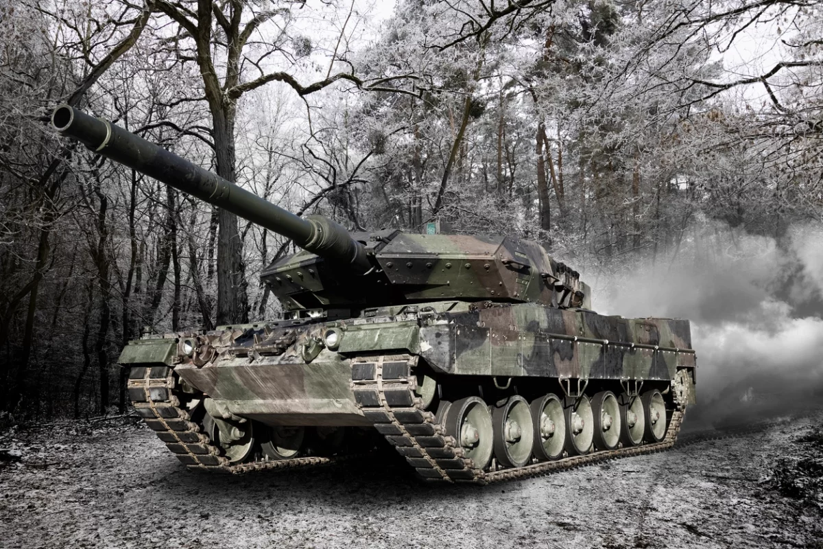 Российские военные вывезли танк ВСУ Leopard из приграничья Курской области