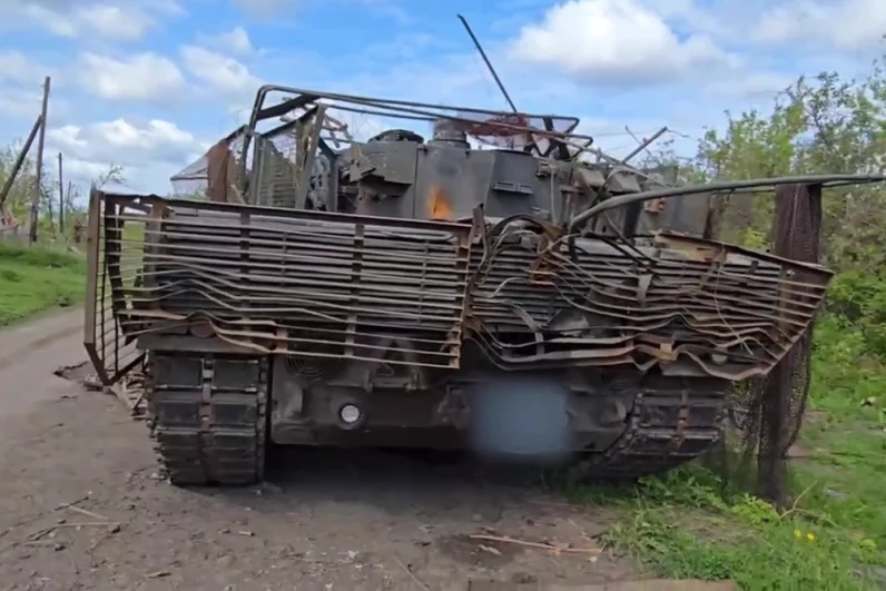 Российские десантники в одном из приграничных районов Курской области эвакуировали с поля боя трофейный танк ВСУ Leopard 2A6.