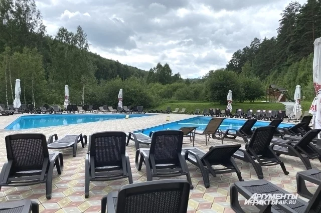За неимением водоёмов с чистой водой кузбассовцам остаётся купаться в открытых бассейнах.