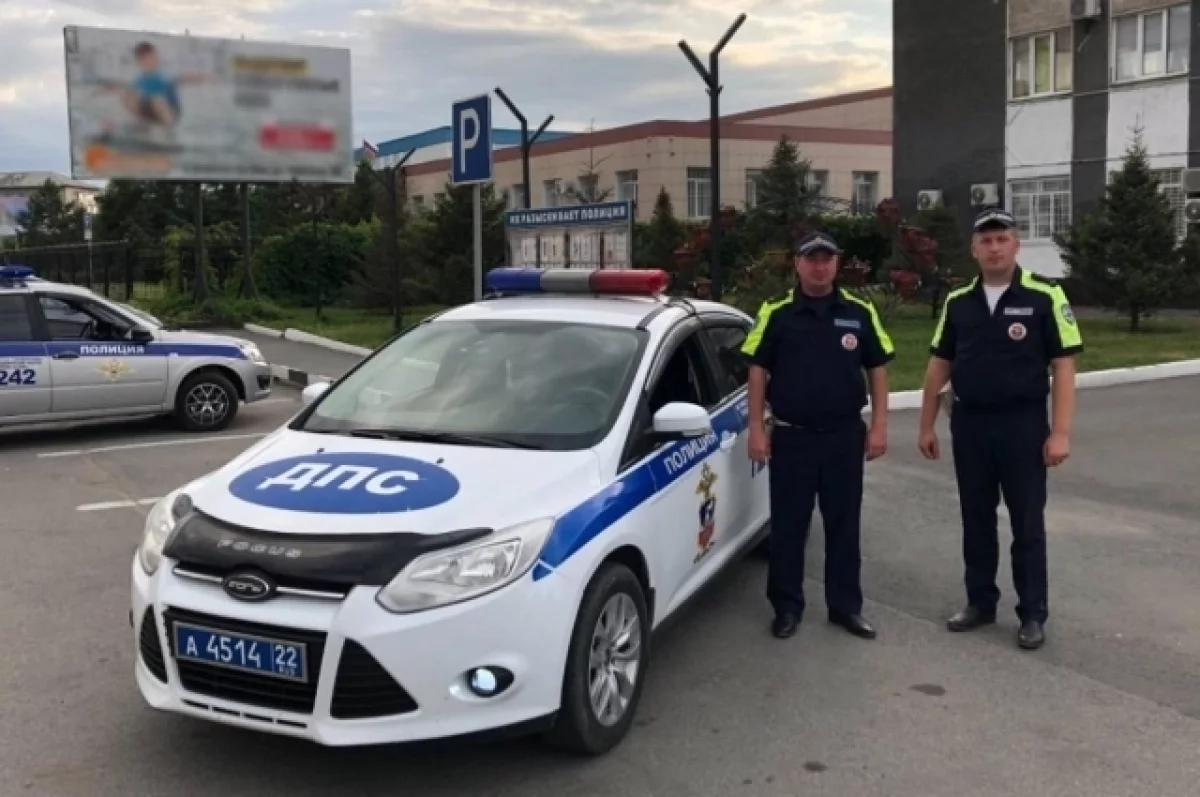 На Алтае инспекторы ДПС помогли семье, у которой произошел пожар