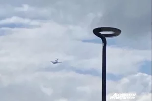 На крыше самолёта расположена круглая конструкция.