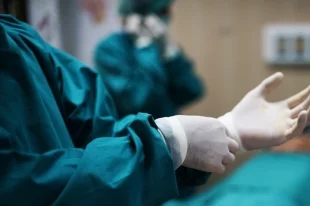 Теперь пациента ждет долгая и мучительная реабилитация - после процедуры ему необходим покой, щадящий образ жизни и совершенно противопоказаны силовые тренировки.