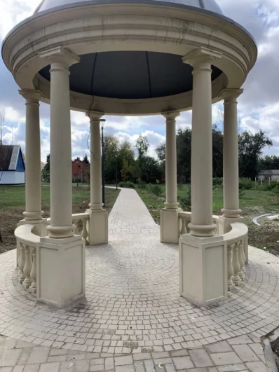 В парке есть ротонда - отличное место для фотосессий молодожёнов.