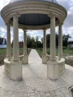 В парке есть ротонда - отличное место для фотосессий молодожёнов.