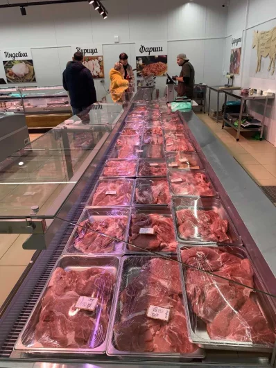 Есть и магазин, где продаёт свою продукцию, даже кошерную и халяльную, местный мясокомбинат. 