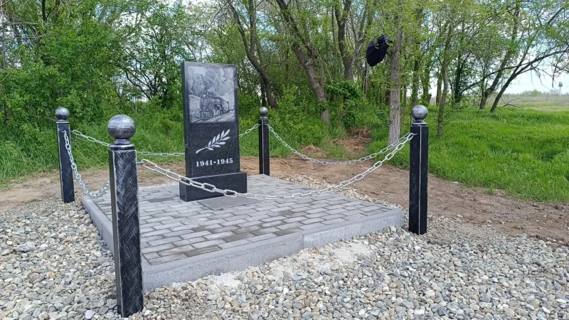 На месте разбитого в 1941 году эшелона развиленцы установили новый памятник. 
