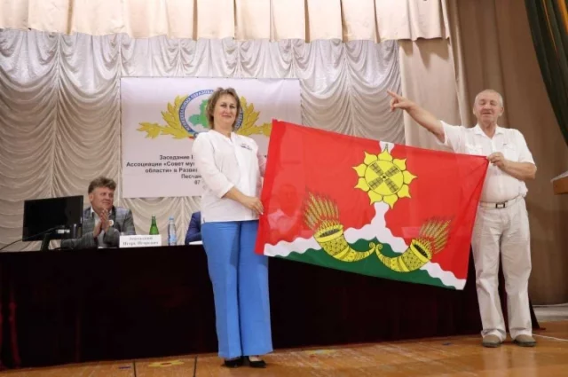 У села Развильное есть свои флаг и герб.