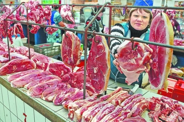 В основном мясные полуфабрикаты, производимые в нашем регионе, и мясо, лежащее на прилавках наших магазинов, достойного качества.