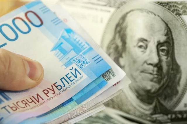 С начала 2025 года рубль укрепился относительно к доллару на 44,7%.