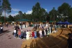 Участники Ысыаха Олонхо в национальных костюмах исполняют традиционный танец у священного круга