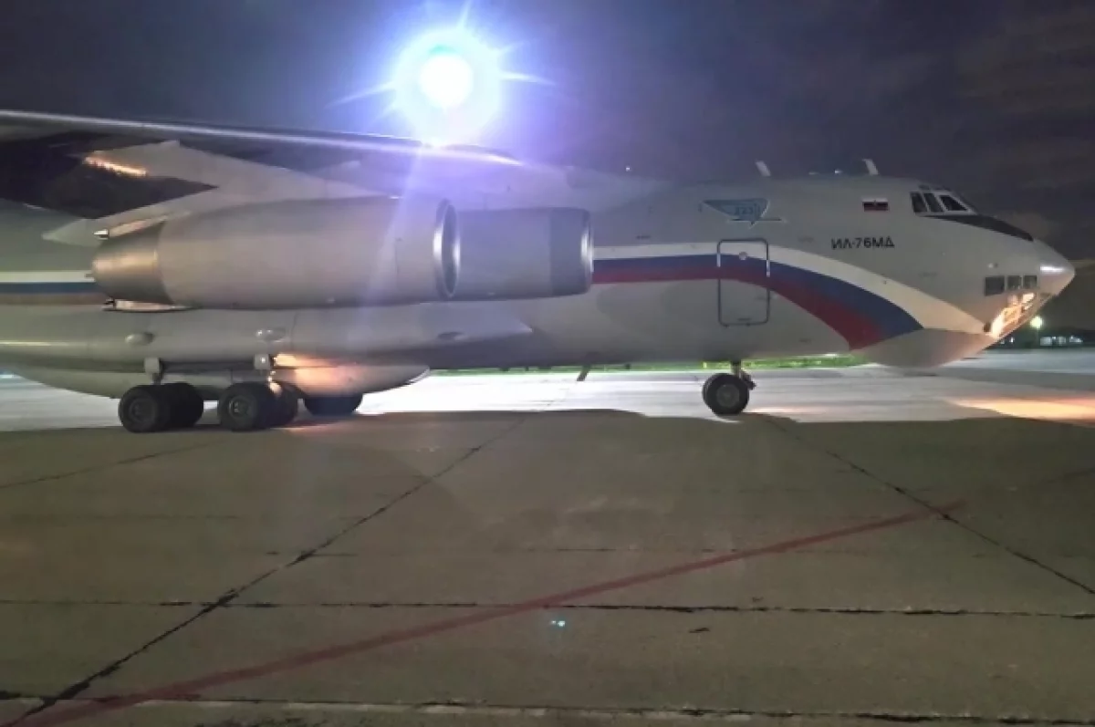 Самолет с восьмой группой вернувшихся из плена бойцов РФ сел в Подмосковье