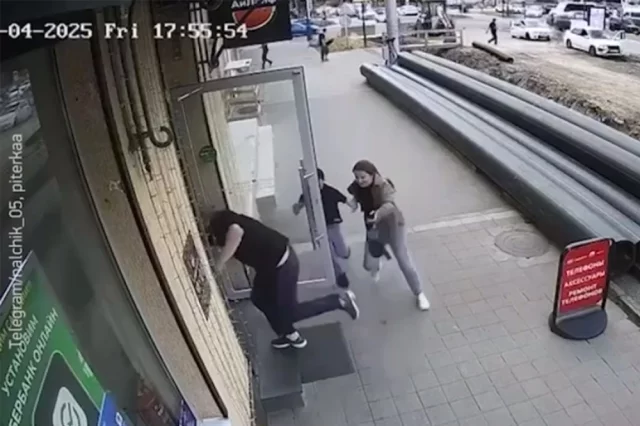 Услышав стрельбу, прохожие начали прятаться в заведениях.