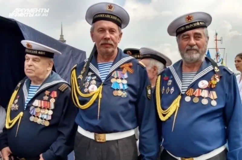 Конечно, среди них были и главные герои — работники речного флота. 