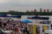 На празднике речников собрались сотни зрителей. 