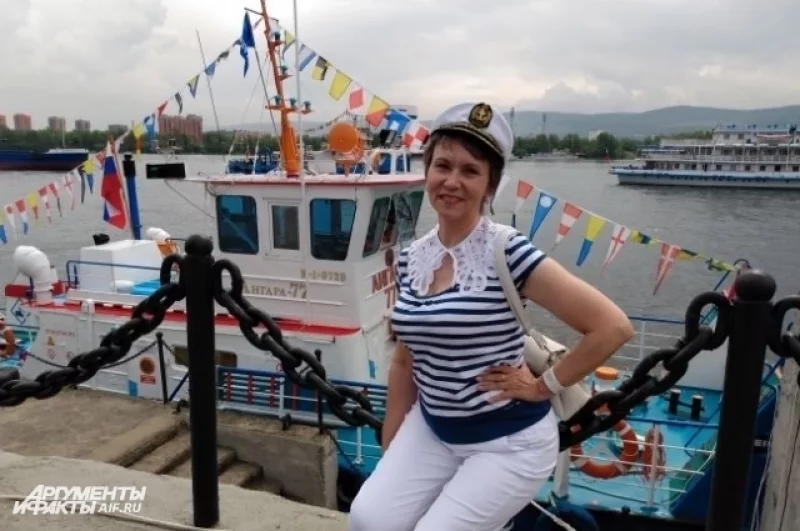 Многие принарядились в тельняшки и бескозырки.