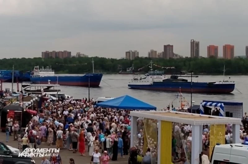 На празднике речников собрались сотни зрителей. 