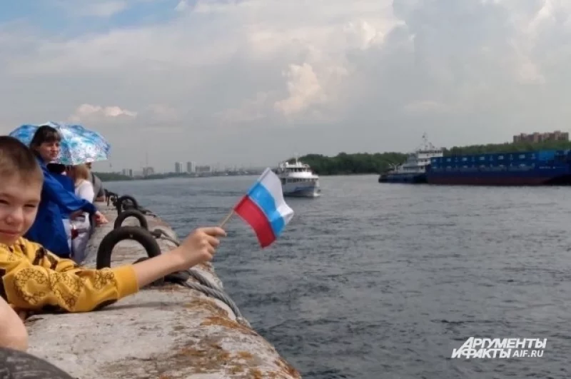 По реке ежегодно перевозят свыше половины всех грузов региона.