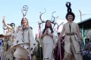 Некоторые костюмы были одновременно графичными и замысловатыми.