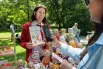 На благотворительный ярмарке НКО продавали изделия ручной работы — средства пойдут на благотворительность подопечным фондов — детям, пожилым, людям с ОВЗ и бездомным животным. 