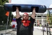 Спортсмены на силовой площадке берут вес свыше 150 килограмм. Почти без усилий.