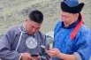 А вот и богатыри - наверное, ставят лайки красавицам-дангинам в социальных сетях.