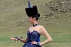 А эта красавица выбрала для своего наряда цвет глубокого ночного неба над Байкалом.