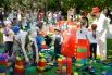 Юные гости с увлечением собирали огромный напольный конструктор на одной из локаций.