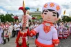 Одежда вышита национальным чувашским орнаментом, где каждый элемент что-то означает. Например, узор на шапке у надувной куклы значит милосердие и заботу о детях.