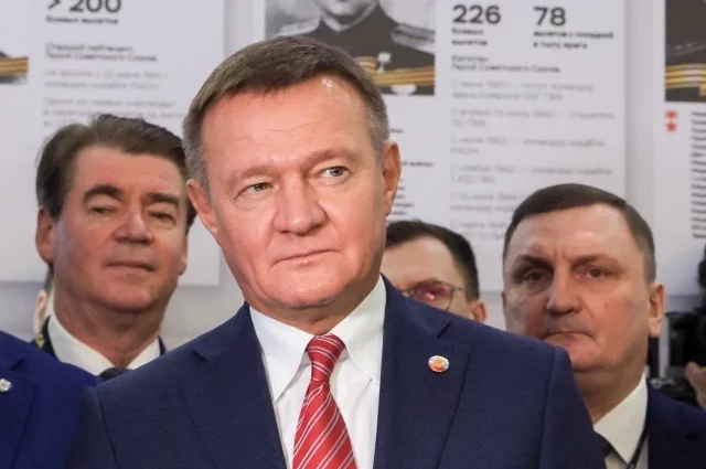 Роман Старовойт в центре.