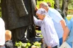 К памятнику выстроилась очередь из прихожан.