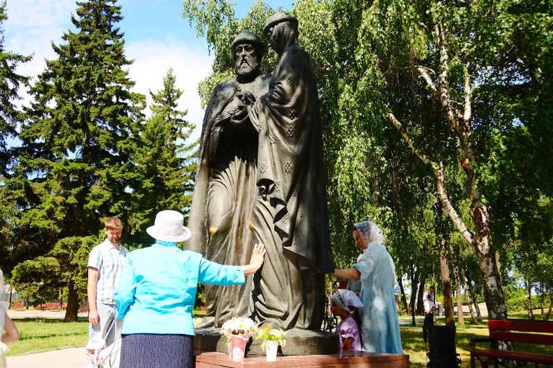 Символ праздника был окружён вниманием.