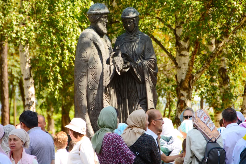 После молебна можно было прикоснуться к памятнику.