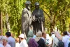 После молебна можно было прикоснуться к памятнику.