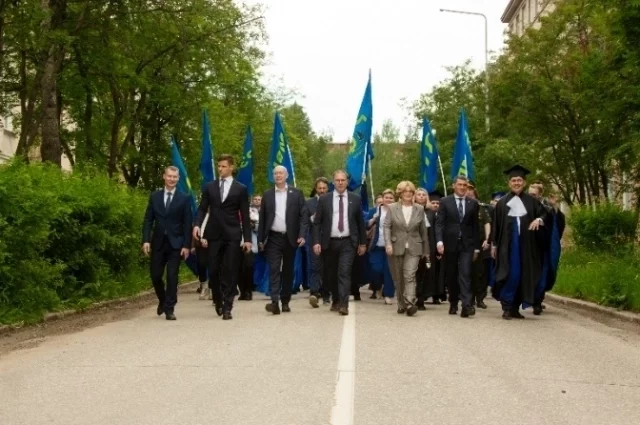 Кульминационным моментом стало шествие выпускников по улицам города.