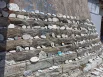 Перед пляжем есть интересный объект - стена с крупными расписанными камнями. 