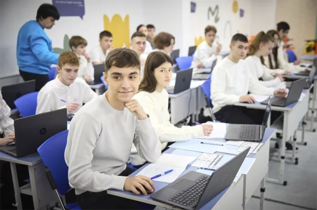 Украинские 11-классники массово переводятся на дистанционное обучение и переезжают за границу.