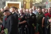 На кадрах видна очередь из желающих отдать дань уважения офицеру.