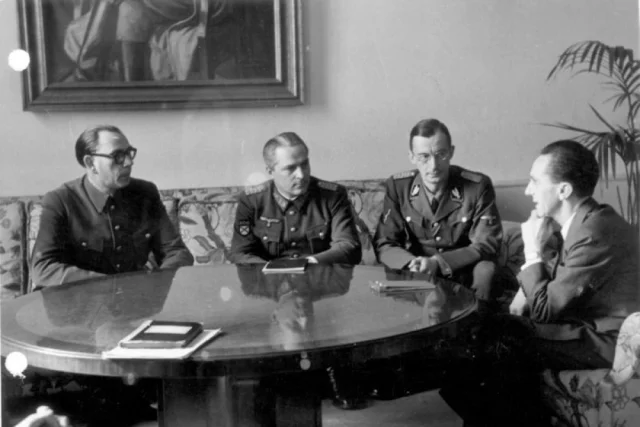 Встреча с Геббельсом. На снимке, слева направо: А. А. Власов, Г. Н. Жиленков, оберфюрер СС Э. Крэгер (исполнявший на встрече роль переводчика), Й. Геббельс.