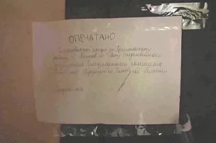 После осмотра тел и помещения квартиру номер восемь опечатали следователи Пролетарского района.