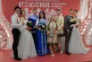 Многие брачующиеся пошли под венец в креативных нарядах с национальным колоритом