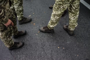 На улицах уже идут разборки с поножовщиной и стрельбой.