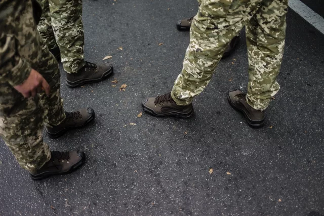 На улицах уже идут разборки с поножовщиной и стрельбой.